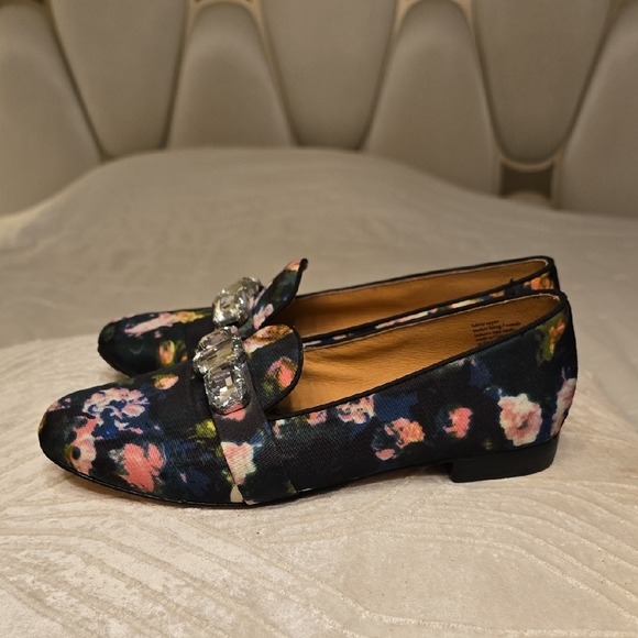 Seychelles Black Slip-On Loafers with Classic Silhouette - Picture 5 of 11